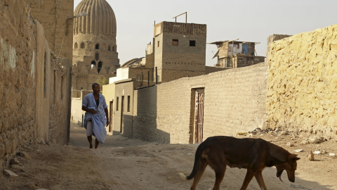 Un hombre pasea por uno de los callejones de la Ciudad de los Muertos, la necrópolis de El Cairo en la que decenas de miles de personas habitan desde hace cientos de años. REUTERS / Asmaa Waguih