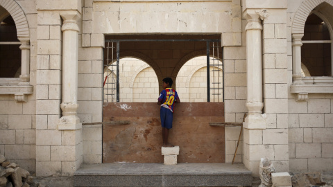 Un niño observa un nuevo panteón en uno de los callejones de la Ciudad de los Muertos, la necrópolis de El Cairo en la que habitan miles de personas. REUTERS/Asmaa Waguih