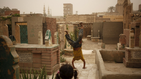 Un niño juega entre las tumbas de la Ciudad de los Muertos, la necrópolis de El Cairo donde habitan desce hace cientos de años docenas de miles de personas. REUTERS/Asmaa Waguih