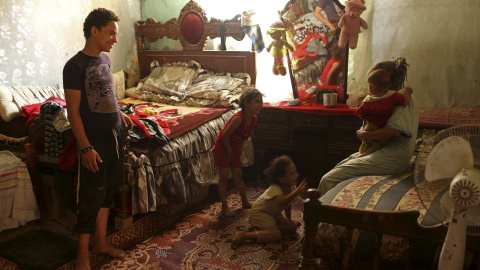 Una familia en el dormitorio de su vivienda en la Ciudad de los Muertos, una necrópolis de El Cairo donde decenas de miles de personas habitan desde hace cientos de años. REUTERS/Asmaa Waguih