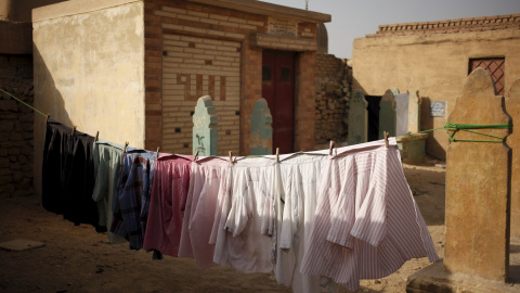 Ropa tendida en la Ciudad de los Muertos de El Cairo, una antigua necrópolis donde decenas de miles de personas habitan desde hace cientos de años. REUTERS/Asmaa Waguih