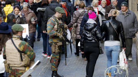 Soldados belgas patrullan en Bruselas. REUTERS/Francois Lenoir