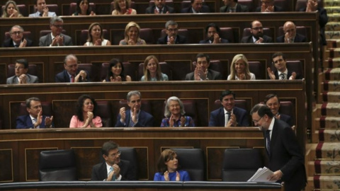 La bancada del PP en el Congreso aplaude a Rajoy.- EFE