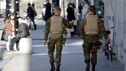 Soldados belgas patrullan por el centro de Bruselas, dentro del operativo puerto en marcha contra las amenazas de terrorismo yihadista. REUTERS/Francois Lenoir