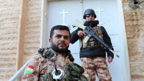 Peshmergas kurdos patrullan la ciudad cristiana de Telskoff, en Iraq. FERRÁN BARBER