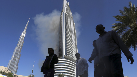 El hotel de lujo The Address, un rascacielos situado en el centro de la ciudad de Dubai, se convirtió en pasto de las llamas poco antes de las celebraciones de Año Nuevo.- REUTERS