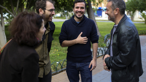 El portavoz de Unidad Popular-IU, Alberto Garzón, con varios dirigentes de la organización en Andalucía. EFE/Carlos Díaz