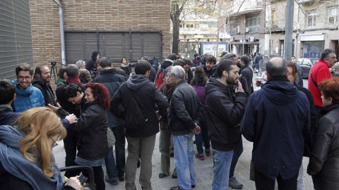 Asambleístas de la CUP, en un receso de la reunión celebrada en Barcelona. / EFE