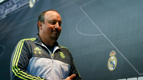 El entrenador del Real Madrid, Rafa Benítez, a su llegada a la rueda de prensa en la Ciudad Deportiva de Valdebebas, donde el Real Madrid se entrena para preparar su próximo partido de Liga contra el Valencia. EFE/JuanJo Martin