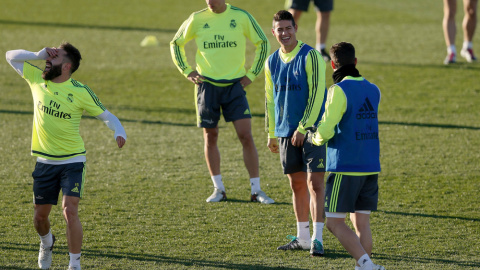 El jugador colombiano del Real Madrid Carvajal junto a sus compañeros durante el entrenamiento del equipo en la Ciudad Deportiva de Valdebebas, para el próximo partido de Liga contra el Valencia que se disputa en Mestalla. EFE/JuanJo Martin