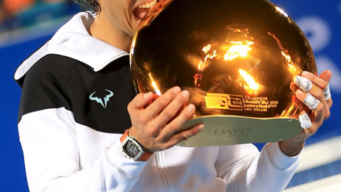 Nadal celebra su victoria en Abu Dhabi con el trofeo. REUTERS