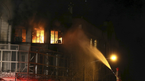 Algunos entraron en el edificio diplomático que registró un incendio en su interior por el lanzamiento de cócteles molotov que luego fue sofocado por los bomberos.- REUTERS