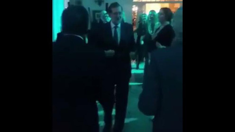 Rajoy baila durante una boda.