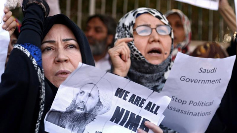 Manifestantes chiítas protestan ante la embajada saudí en Karachi, la ciudad más poblada de Pakistán. / EFE