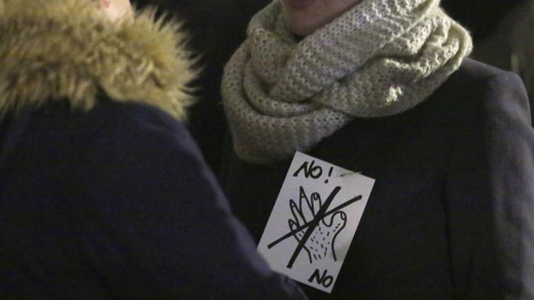 Decenas de personas se manifiestan contra la violencia sexista frente a la catedral de Colonia. EFE