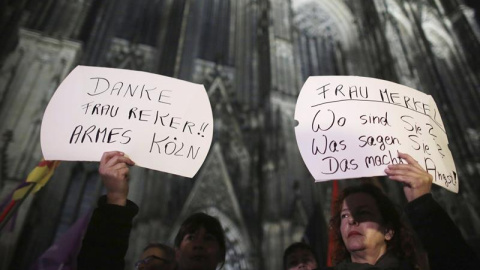 Decenas de personas se manifiestan contra la violencia sexista frente a la catedral de Colonia. EFE