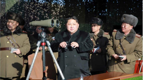 El líder norcoreano, Kim Jong-un, observa ayer un concurso de artillería militar en Corea del Norte. / EFE