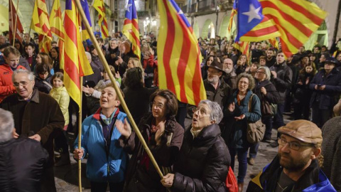 Concentración en la Plaza del Vi de Girona para reclamar un acuerdo entre Junts pel Sí y la CUP. / EFE