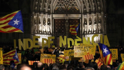 Concentración en la plaza de la Catedral de Barcelona para reclamar un acuerdo entre JxS y la CUP. / EFE