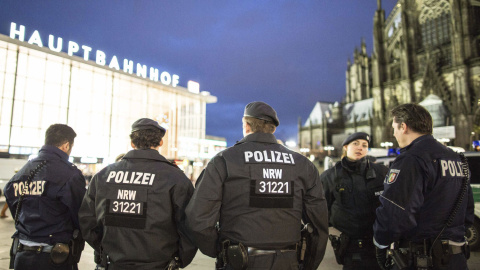 Varios policías patrullan cerca de la estación central de tren de Colonia, Alemania, el 6 de enero del 2016. EFE