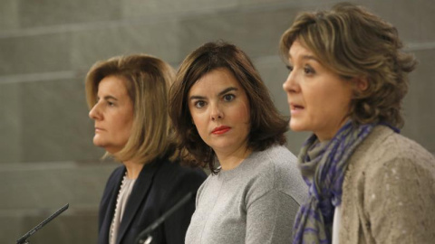 La vicepresidenta, Soraya Sáenz de Santamaría, junto a las ministras Fátima Báñez e Isabel García Tejerina, en la Moncloa. / EFE