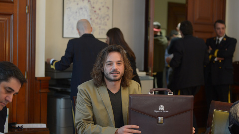 Miguel Vila con su cartera de diputado en el Congreso.-DANI GAGO / PODEMOS