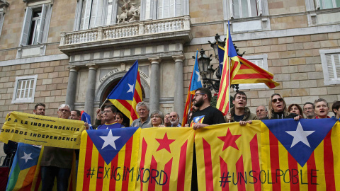 Diversas entidades y ciudadanos independentistas han convocado una concentración ante el Palau de la Generalitat, para exigir un acuerdo a Junts pel Sí y la CUP. EFE