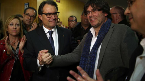 Artur Mas estrecha la mano del alcalde de Girona y futuro president de la Generalitat, Carles Puigdemont. - EFE