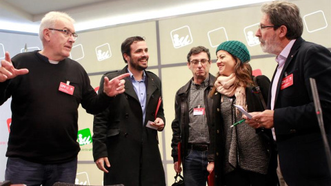 El dirigente de IU, Alberto Garzón, junto al coordinador federal, Cayo Lara, y los miembros del partido, José Luis Centella y Adolfo Barrena, entre otros. - EFE