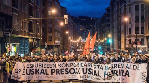 Miles de personas participan en la manifestación convocada en Bilbao por la red ciudadana Sare. - EFE