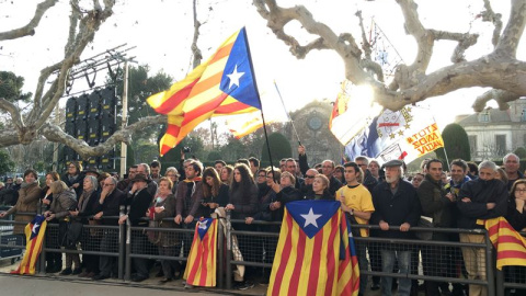 Centenares de personas concentradas a las puertas del Parlament para celebrar el acuerdo de investidura. EP