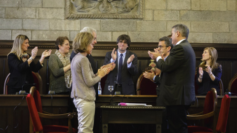 El nuevo presidente electo catalán, Carles Puigdemont, en el  salón de plenos del Ayuntamiento de Girona donde ha oficializado su renuncia a la alcaldía de la ciudad. EFE/David Borrat