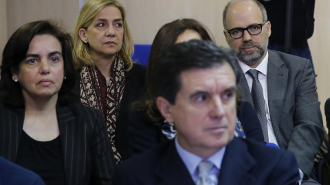 La infanta Cristina, sentada en el banquillo de los acusados del caso Nóos. En primer plano, Jaume Matas. /EFE