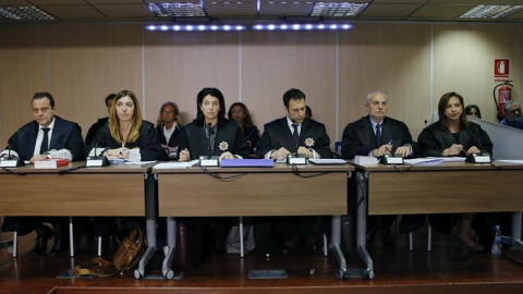 Los fiscales Anticorrupción Pedro Horrach (i) y Ana Lamas (2i), durante el juicio del caso Nóos, en el que están acusados la infanta Cristina su marido Iñaki Urdangarin y otros 16 acusados y que ha comenzado hoy en la Escuela Balear de la A