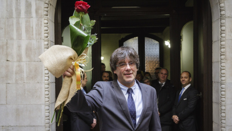 El nuevo presidente electo catalán, Carles Puigdemont, tras el pleno del Ayuntamiento de Girona en el que ha oficializado su renuncia a la alcaldía de la ciudad. EFE/David Borrat