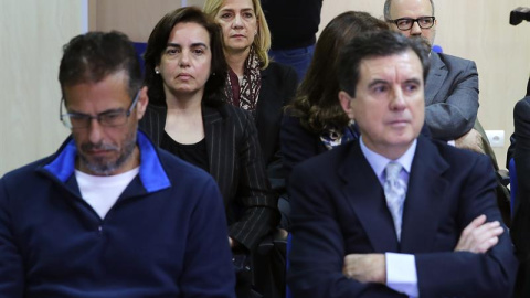 La infanta Cristina, Salvador Trinxet Llorca, Ana María Tejeiro Losada, Mercedes Coghen Alberdingk (tapada), Miguel Ángel Bonet Fiol y Jaume Matas (i-d, detrás-delante) en el banquillo de los acusados al inicio esta mañana del denominado Ca