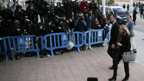 La infanta Cristina de Borbón y su marido Iñaki Urdangarin, a su llegada a la primera sesión del juicio por el caso Nóos. REUTERS/Enrique Calvo