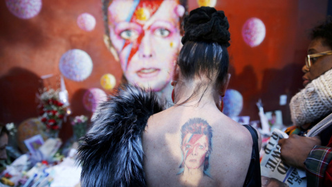 Una mujer visita un mural de David Bowie en Brixton, al sur de Londres. REUTERS/Stefan Wermuth