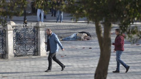 El cadáver de una víctima yace en el suelo tras registrarse una fuerte explosión en las inmediaciones de la Mezquita Azul, en el turístico distrito de Sultanahmet, centro de Estambul.- EFE