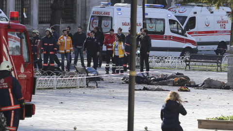 Aunque se desconocen aún las causas, un testigo citado por la emisora asegura que parecía ser un atentado suicida, muy cerca del obelisco egipcio en la explanada ante la mezquita.- REUTERS.