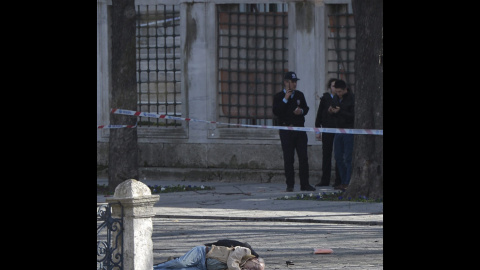 El cadáver de una víctima yace en el suelo tras registrarse una fuerte explosión en las inmediaciones de la Mezquita Azul, en el turístico distrito de Sultanahmet, centro de Estambul (Turquía). EFE/Deniz Toprak