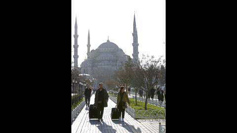 Turistas abanonan el turístico distrito de Sultanahmet tras registrarse una fuerte explosión en las inmediaciones de la Mezquita Azul, en el centro de Estambul (Turquía). EFE/CEM TURKEL