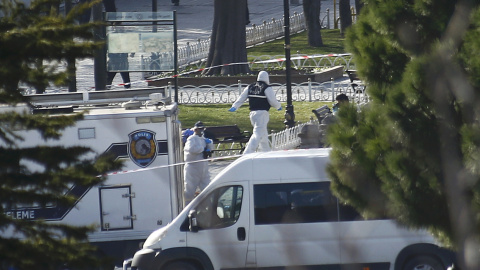 La Policía se ha apresurado a evacuar la plaza por temor a que pueda haber otros artefactos explosivos.- REUTERS