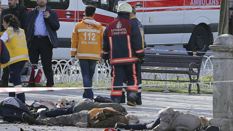 Los equipos de rescate turcos junto a los cuerpos de varias de las víctimas del atentado suicidad en la zona turística de Estambul, la plaza de Sultanahmet. REUTERS/Kemal Aslan