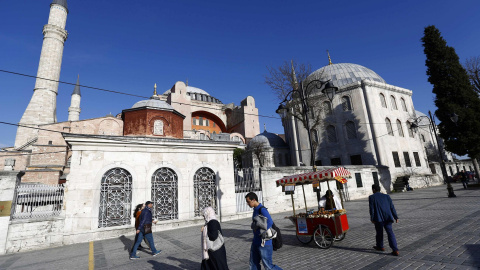 Unos pocos turistas pasan por delante de Santa Sofía, en la zona turrística de Estambul, la plaza de Sultanahmet, tras el atentado suicida que ha provocado al menos diez muertos y quince heridos. REUTERS/Murad Sezer