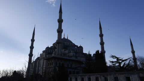 La Mezquita Azul, en la plaza de Sultanahmet, la principal zona turística de Estambul, tras el atentado suicidad que ha provocado al menos diez muertos y quince heridos. REUTERS/Murad Sezer