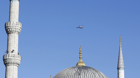 Un helicóptero de la Policía turca sobrevuela la plaza de Sultanahmet, donde se encuentran la Mezquita Azul y Santa Sofía, tras el atentado suicida que provocado al menos diez muertos y quince heridos, en Estambul. REUTERS/Murad Sezer