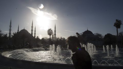 Un hombre pasea por las inmediaciones de la Mezquita Azul tras el atentado suicida perpetrado en el turístico distrito de Sultanahmet, en el centro de Estambul (Turquía).  EFE/TOLGA BOZOGLU