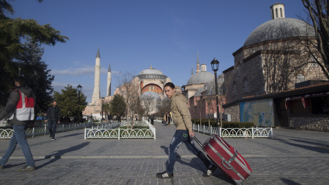 Turistas abadonan el turístico distrito de Sultanahmet tras un atentado suicida en las inmediaciones de la Mezquita Azul, en el centro de Estambul (Turquía). EFE/TOLGA BOZOGLU