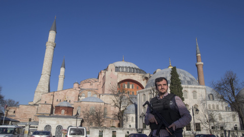 Un policía turco vigila junto a Santa Sofía tras el atentado suicida perpetrado en el turístico distrito de Sultanahmet, en el centro de Estambul (Turquía). EFE/TOLGA BOZOGLU